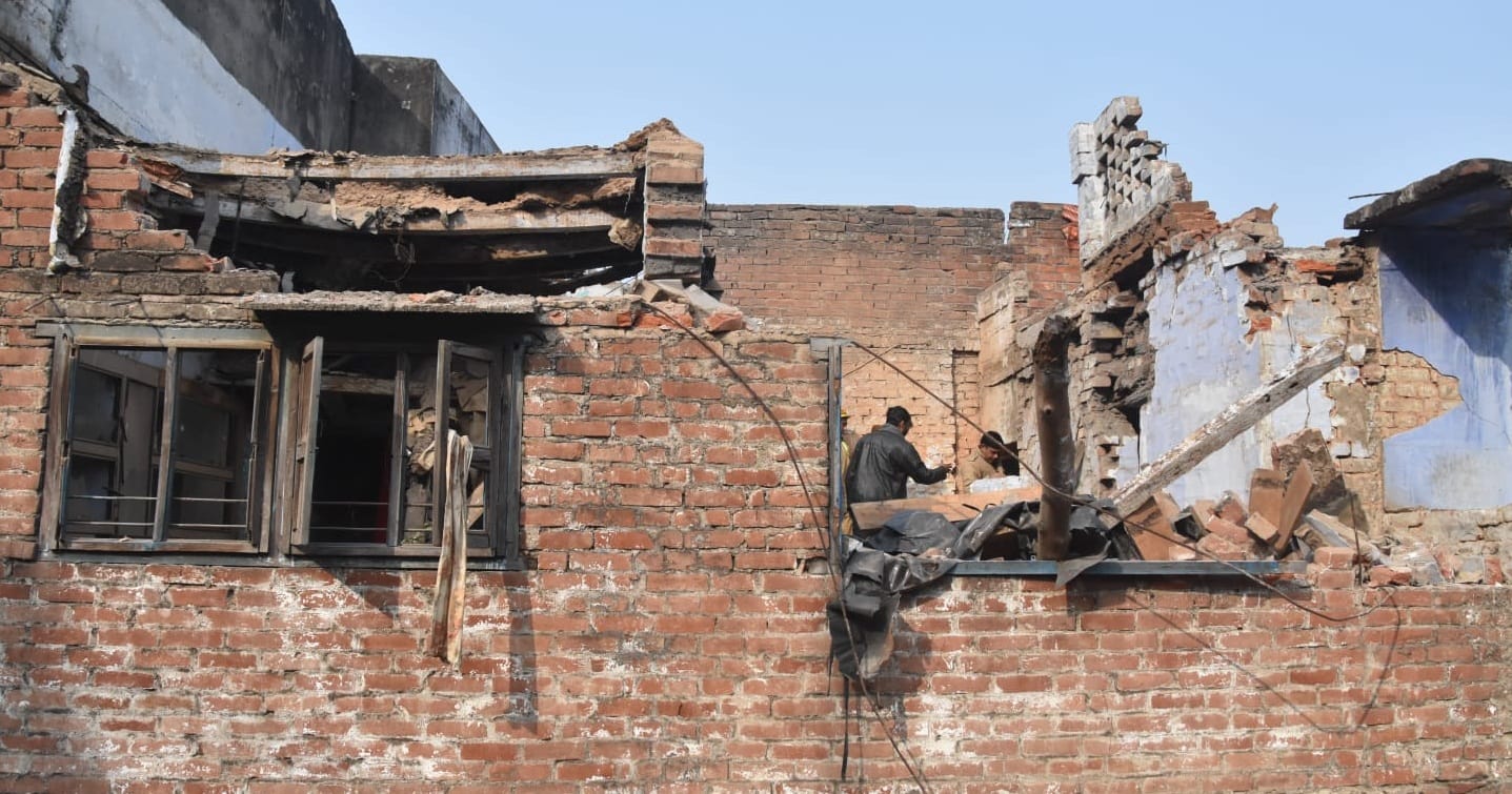 Kanpur Blast, Clouds of dust in the sky, screams on the ground, explosion due to gunpowder