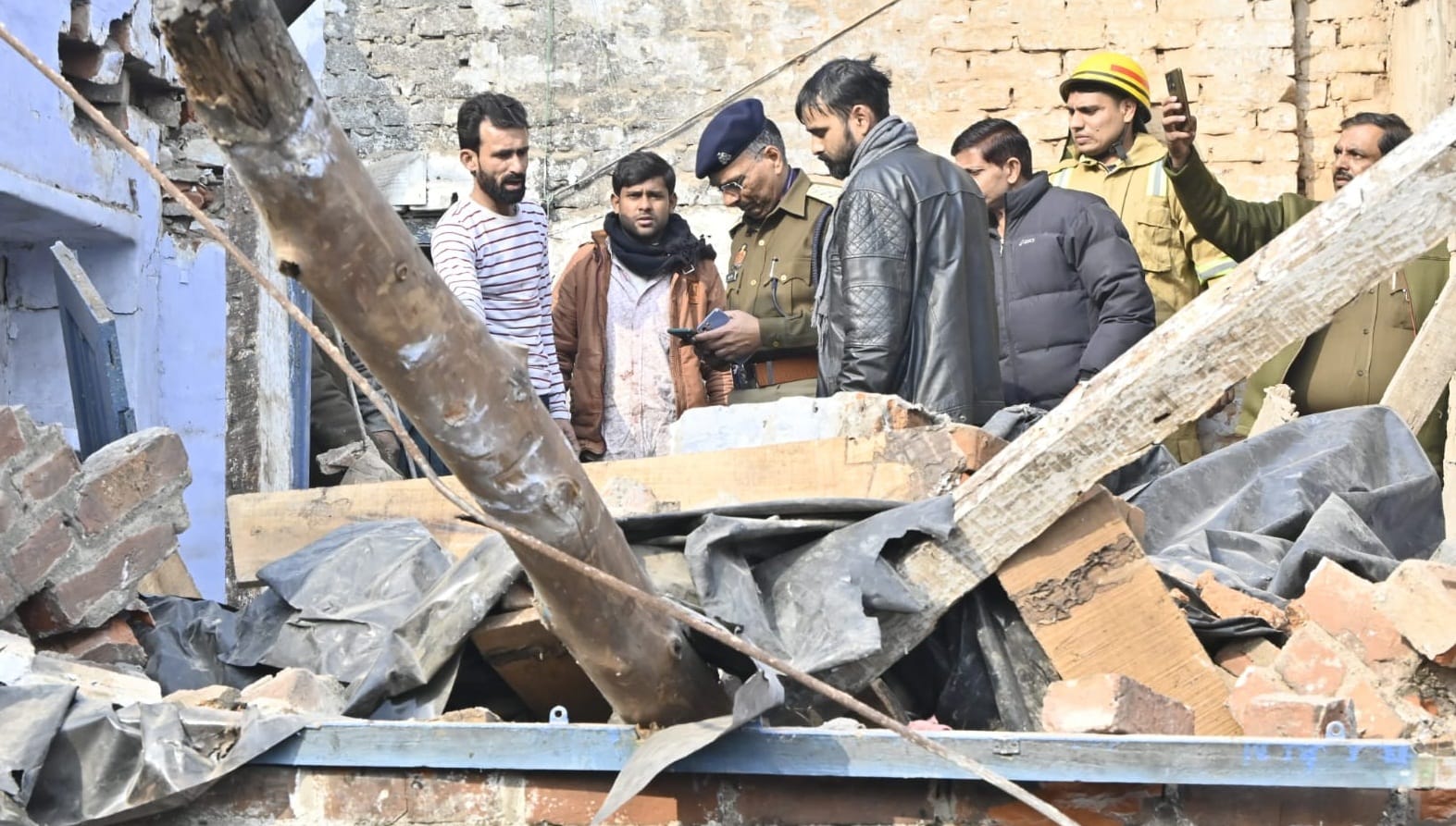 Kanpur Blast, Clouds of dust in the sky, screams on the ground, explosion due to gunpowder