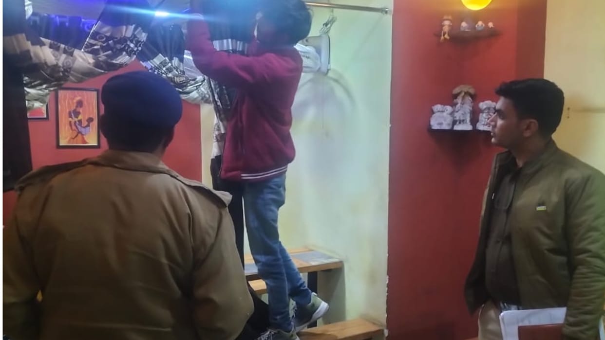 Narnaul: Police took action against three pizza cafes, warned the operators