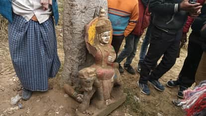 खुदाई के दौरान मिली माता शीतला की खंडित प्रतिमा।