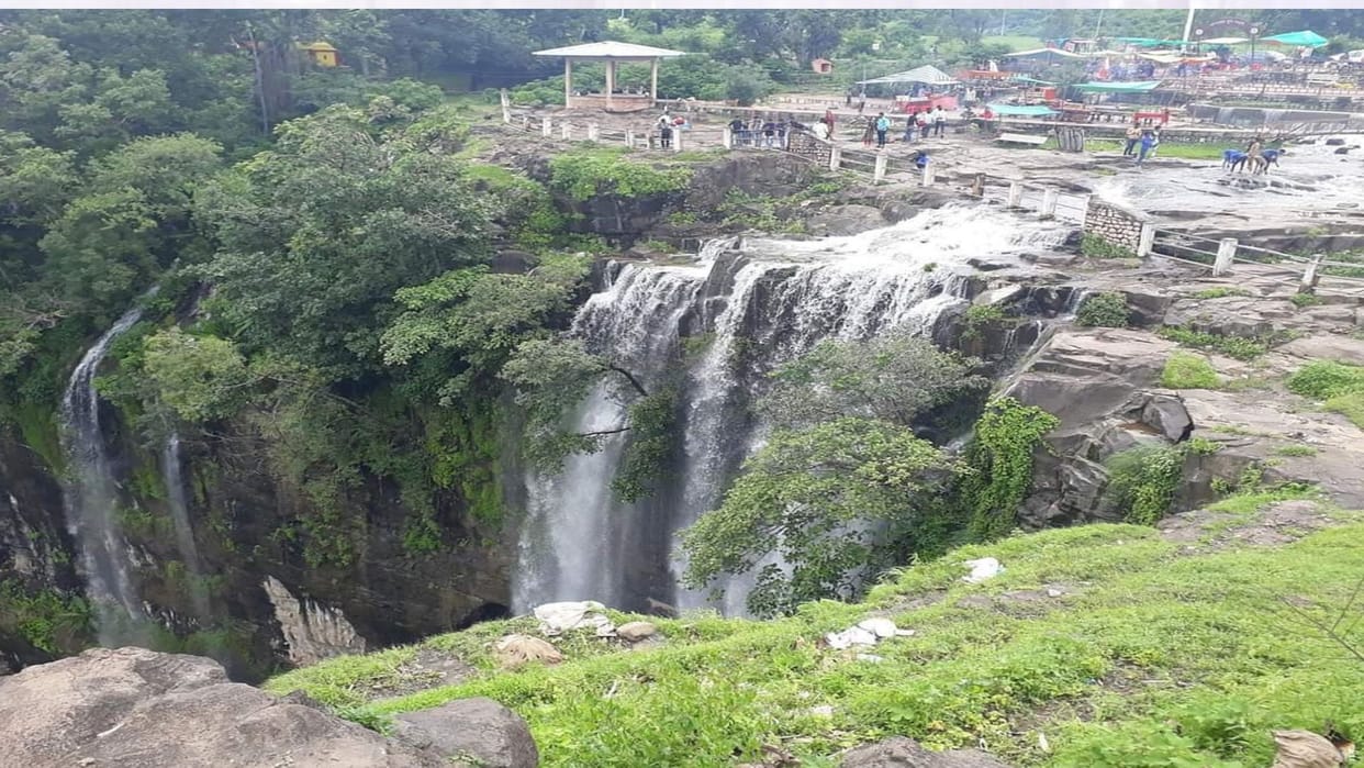 Dhar: A young man died after falling into a deep ditch in Mandu while taking a selfie