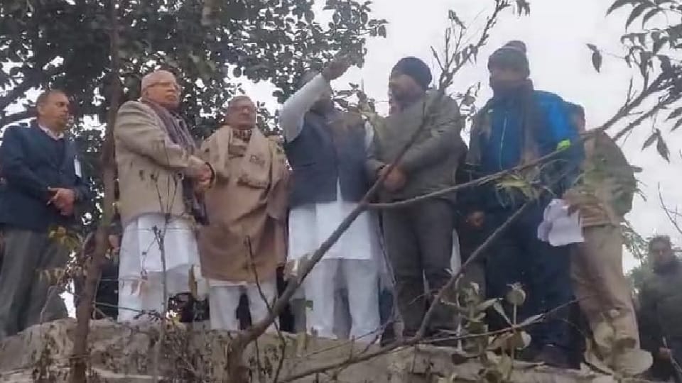 Chief Minister Manohar Lal stopped at Meham while going from Rohtak to Hisar, inspected pond