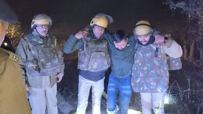 Mainpuri: पुलिस ने मुठभेड़ में चार लुटेरों को किया गिरफ्तार, गोली लगने से एक घायल; कब्जे से लूट का माल बरामद Police arrested four robbers during encounter in Mainpuri