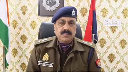 घटना की जानकारी देते पुलिस अधिकारी।