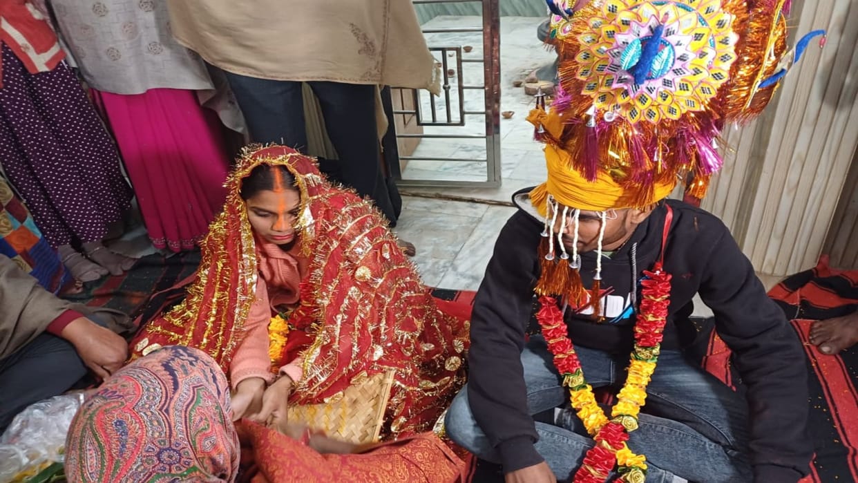 Patna: lover reached home at night to meet girlfriend, family caught them red handed and got married