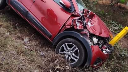 हादसे में क्षतिग्रस्त कार