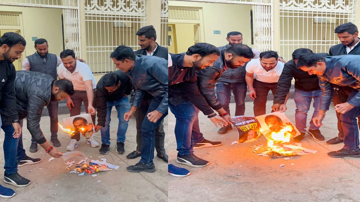 Chhattisgarh: NSUI workers burn effigy of Assam CM Sarma, said- 'Hooligans are stopping Nyay Yatra'