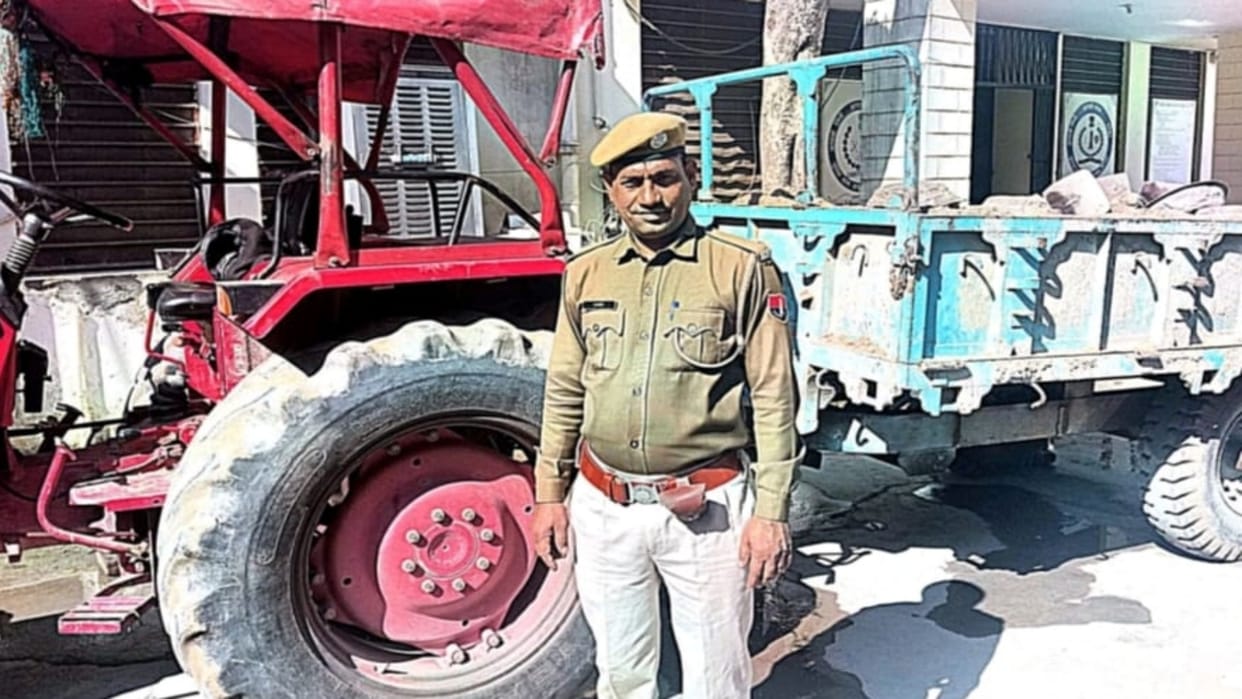 Sirohi News Abu Road city police blocked a tractor full of gravel and caught it