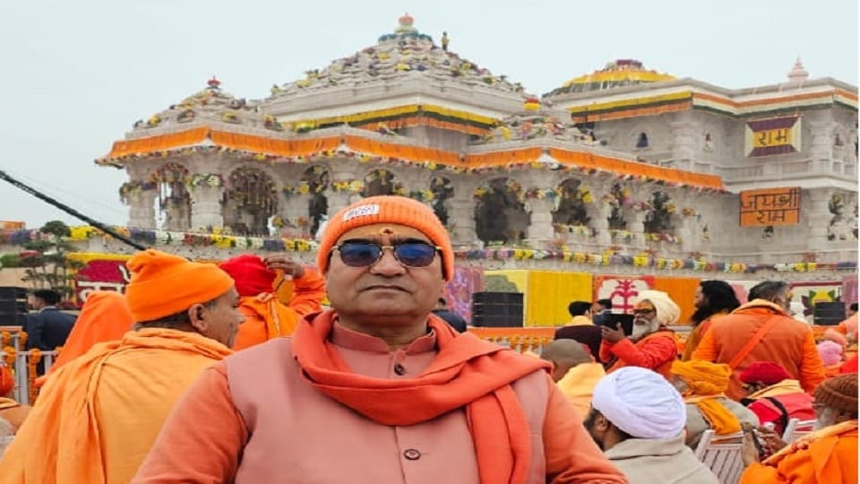 Flowers showering on sages and saints, Saint Vigyan Premanand reached Ayodhya from Fatehabad, told story
