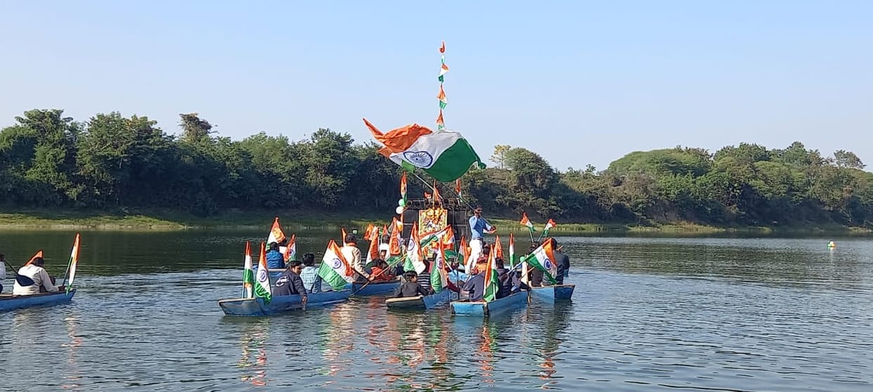 Damoh: Neer boat tricolor procession in Sunar river of Hata, showing patriotic passion