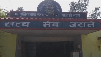 Korba Suicide Case: युवक ने पेड़ पर फांसी लगाकर दी जान, मौत से पहले हेडफोन लगाकर सुन रहा था गाना Korba Suicide Case Young man committed suicide by hanging himself from a tree