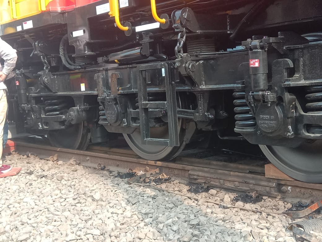 Train Engine derails during engine shunting in Banaras yard for second time in 24 hours