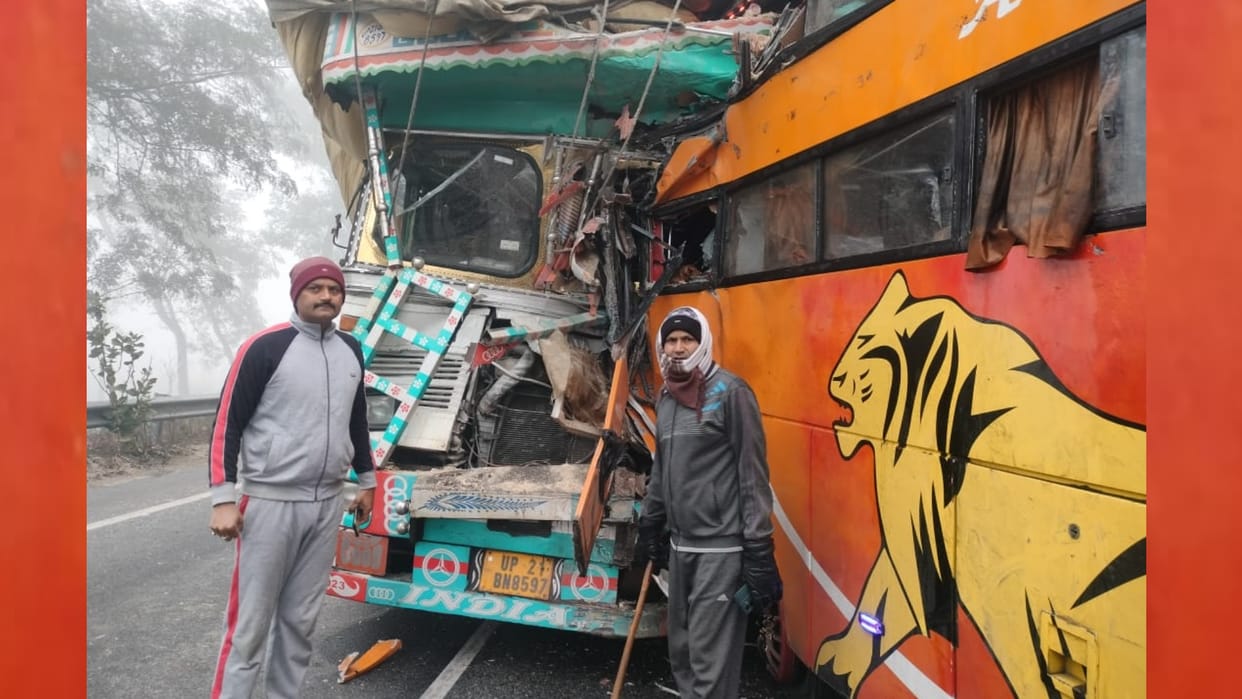 A double decker bus hits the truck in Motipur Thana Kshetra in Bahraich.