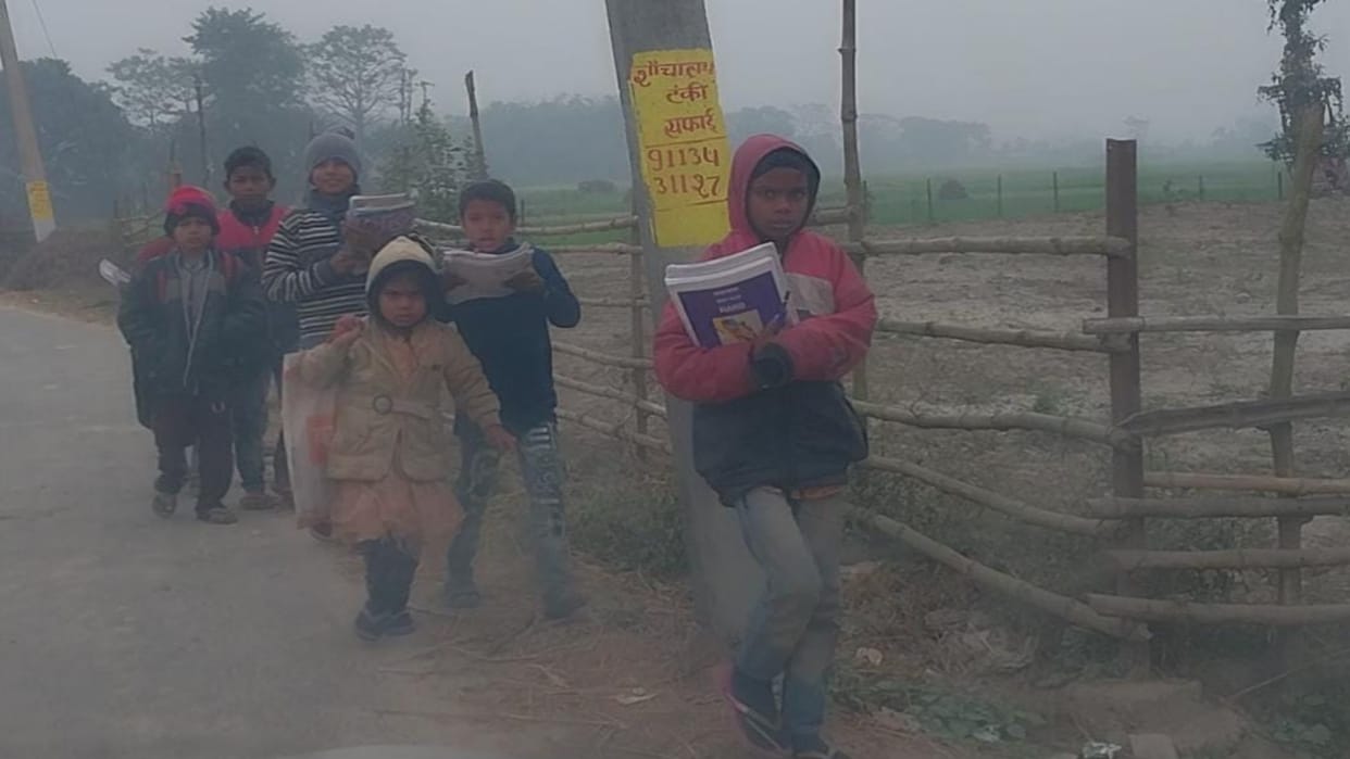 Children going to school in Sitamarhi student has died due to cold in Muzaffarpur