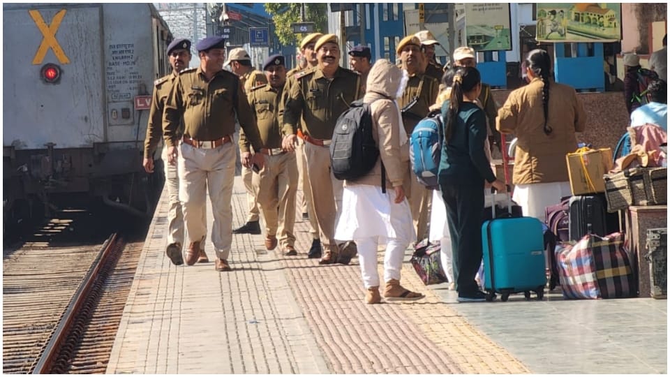 GRP-RPF jawans deployed at Abu Road railway station before Republic Day