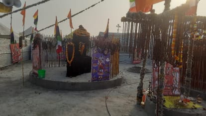 माघ मेले में स्थापित 11 लाख रुद्राक्ष से निर्मित शिवलिंग।