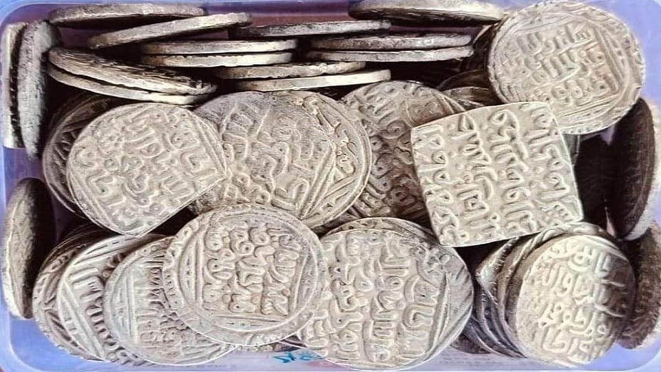 UP: Mughal era coins found during road digging, contractor ran away with the bundle