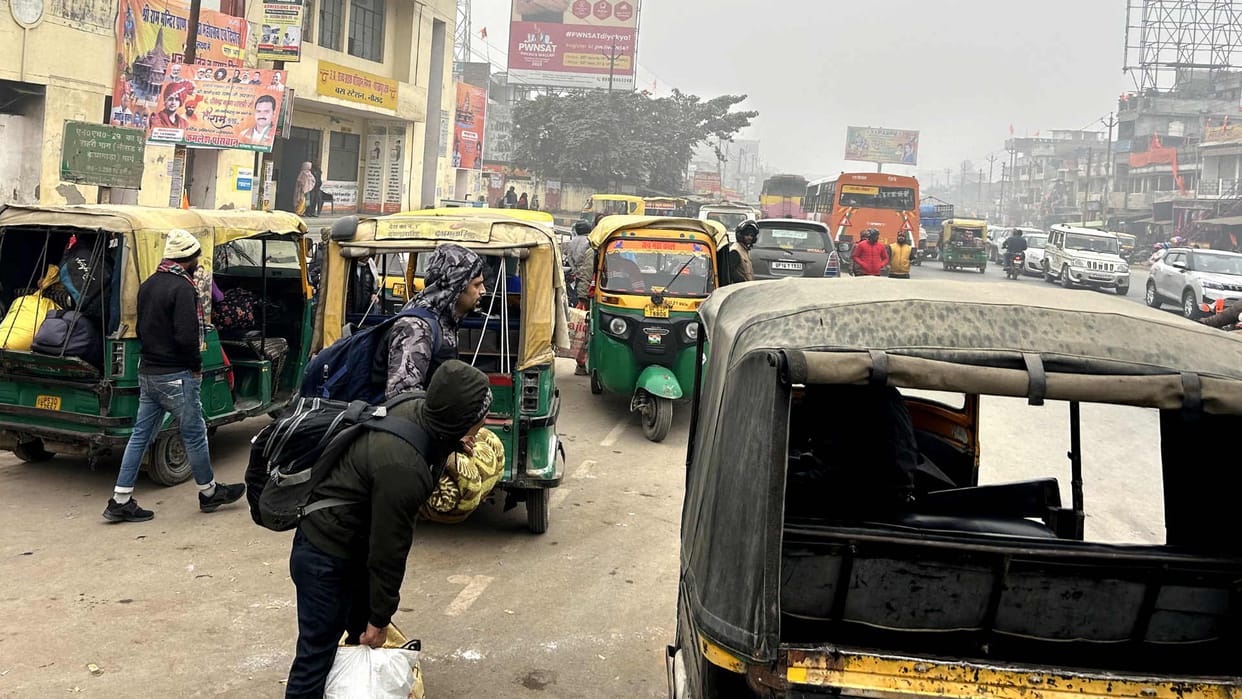 Auto drivers made stands at intersections, jam stopped speed of vehicles