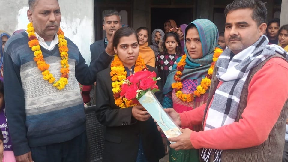 UPPSC PCS Result: Anganwadi worker mother's daughter became an officer, tears came out when she came to know