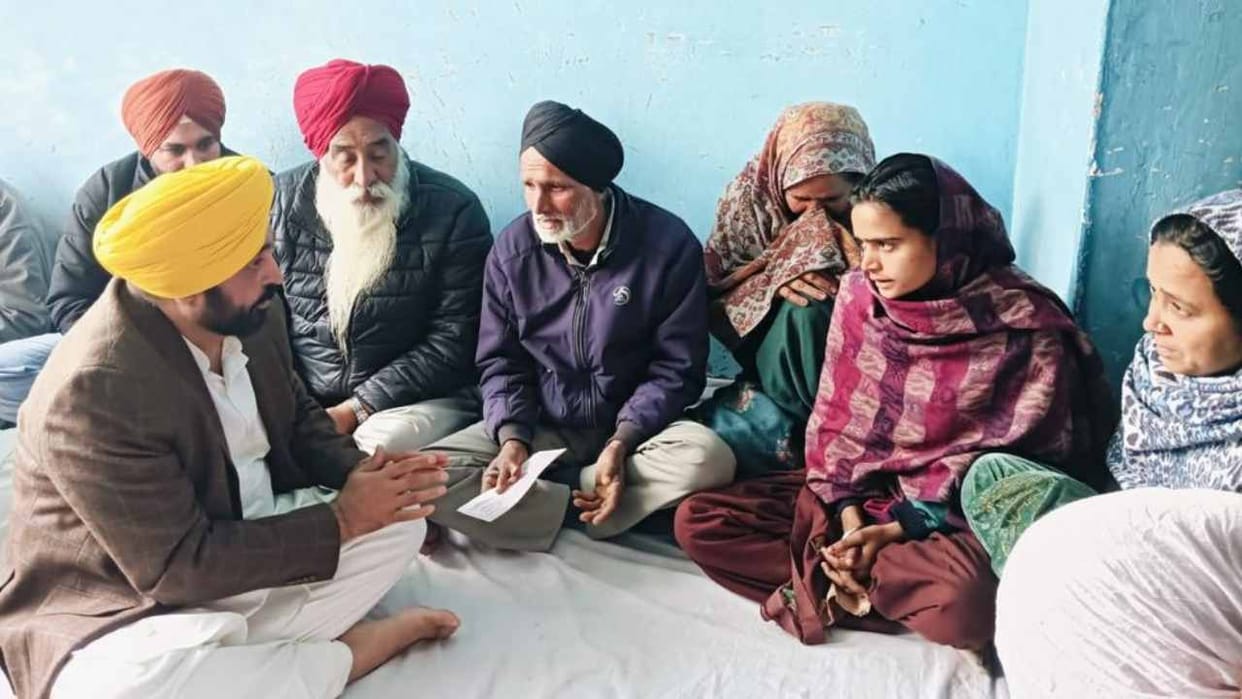 CM Bhagwant Mann gave a cheque of Rs 1 crore to family of Agniveer Ajay Singh