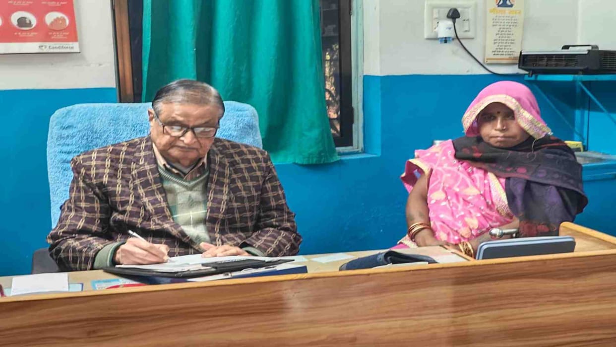 MP News: Retired BMO of Damoh donated his body after acquiring property worth crores.