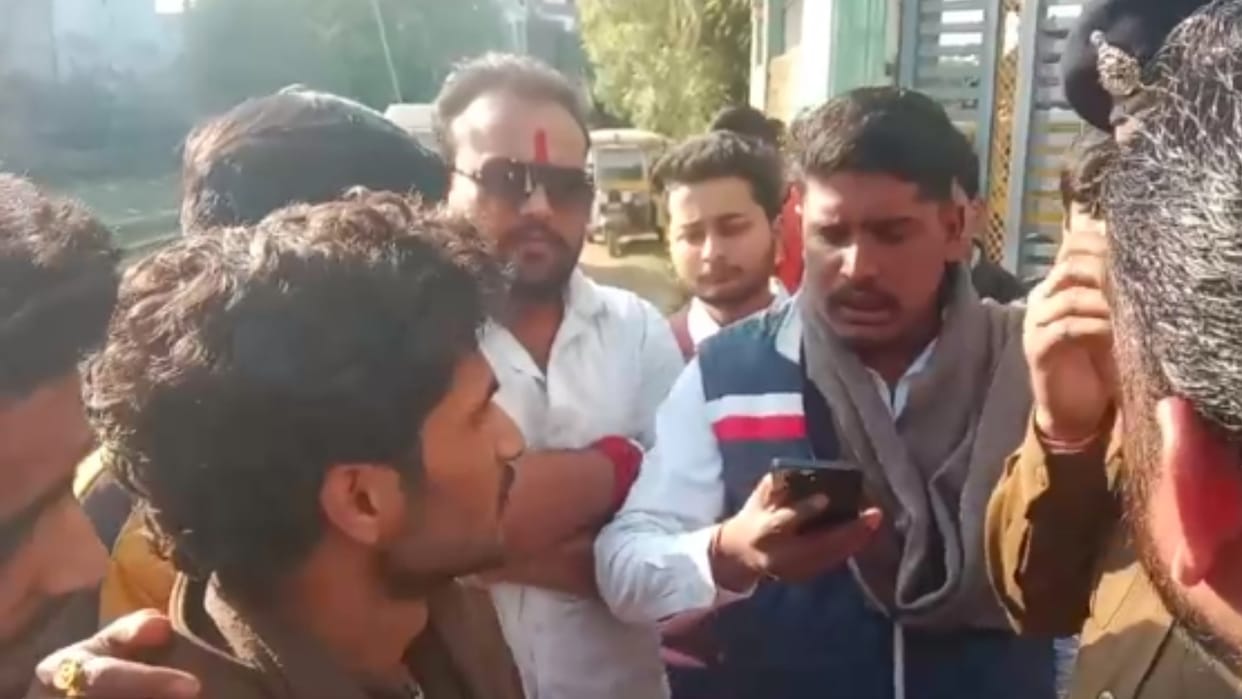 Ram-Ram heard the angry madam, picked up the stick and beat the student, teacher suspended after the commotion