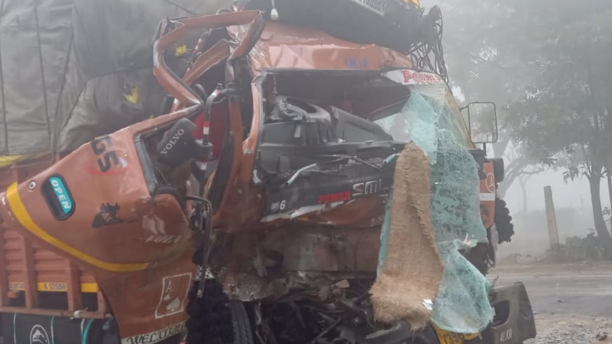 One died when a truck and DCM colloid in Khairabad thana in Siatpur.