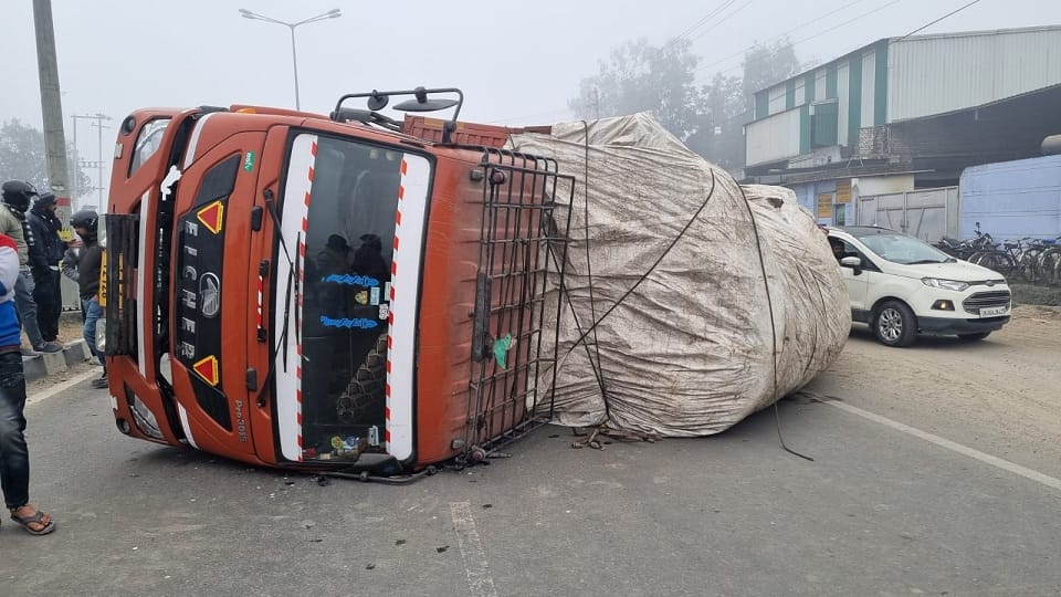 Uttarakhand News: Truck loaded with gram flour overturns in Rudrapur