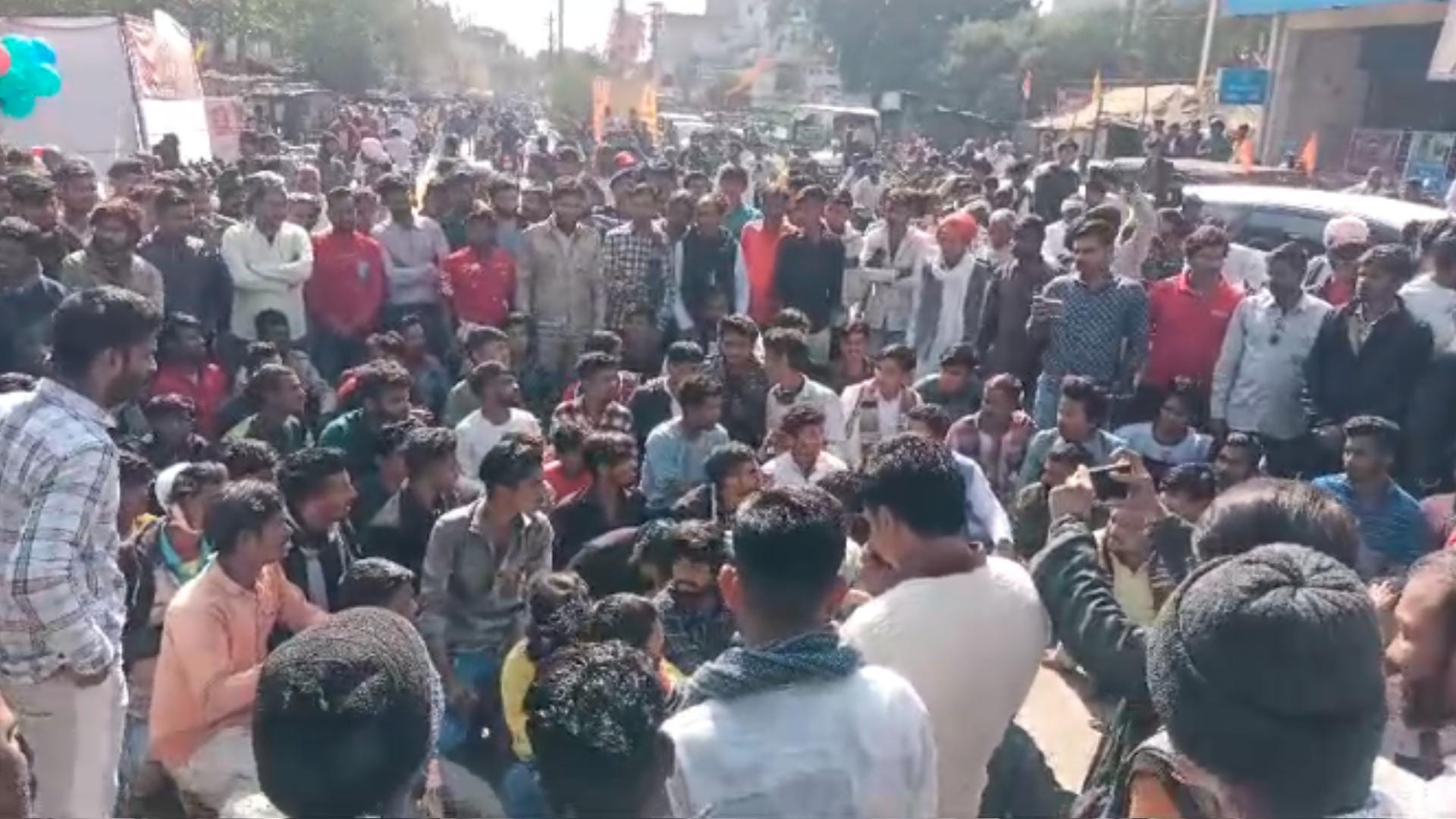 दो समुदायों के विवाद के बाद थाने पर जमा भीड़