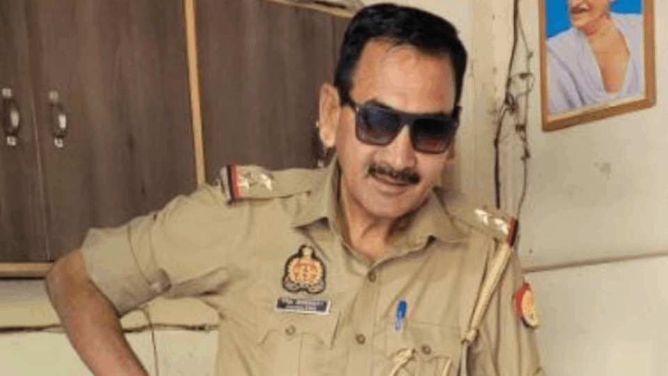Inspector Rampal Singh died in a road accident due to dense fog in Hapur