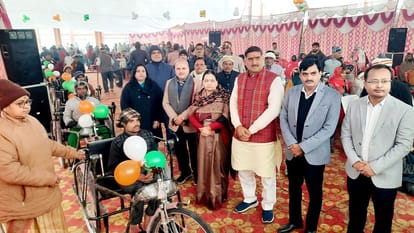 मतदाता दिवस: 330 ट्राइसाइकिल पाकर दिव्यांगजनों के खिले चेहरे, शत-प्रतिशत वोटिंग के लिए दिलाई शपथ faces of the disabled people were happy after receiving 330 tricycles on Voters Day