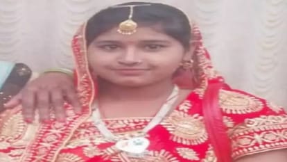 Budaun: महिला के शव से आंखें निकालने के आरोपी दो डॉक्टर निलंबित, पोस्टमार्टम स्टाफ पर भी गिर सकती है गाज Two doctors suspended who accused of removing eyes from woman body in budaun