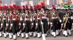 परेड के दौरान महिला सैनिकों का दल मार्च करते हुए