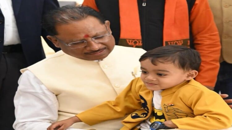Chhattisgarh news: सीएम विष्णुदेव साय ने शहीद जयसिंह के नाती को गोद में लेकर दुलारा; परिजनों से की मुलाकात