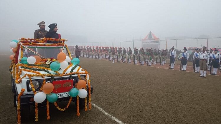 Republic Day 2024: बरेली पुलिस लाइन में मंडलायुक्त ने ली परेड की सलामी, जिलेभर में फहराया गया तिरंगा