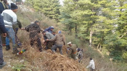 Tourist vehicle fell into ditch near ITBP camp on Joshimath-Auli motor road chamoli Uttarakhand news in hindi