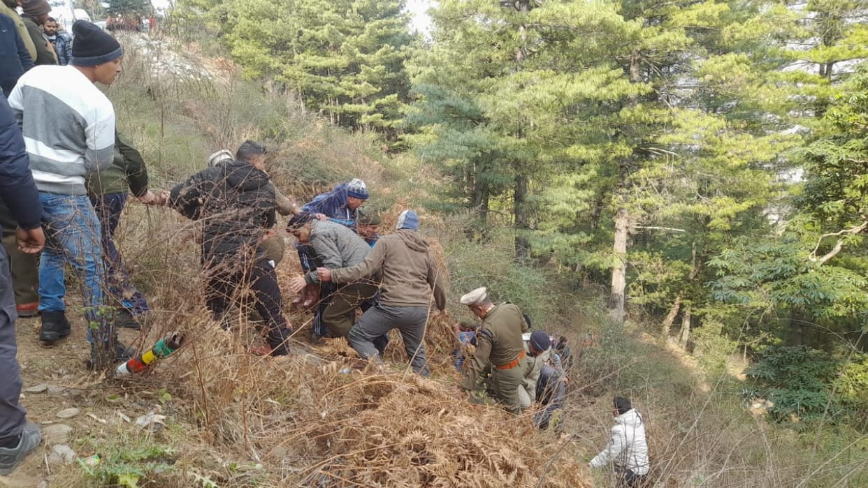 Tourist vehicle fell into ditch near ITBP camp on Joshimath-Auli motor road chamoli Uttarakhand news in hindi