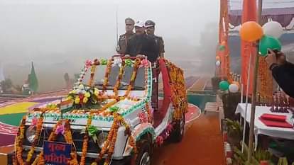 जिले के प्रभारी मंत्री केपी मलिक ने परेड की सलामी ली।