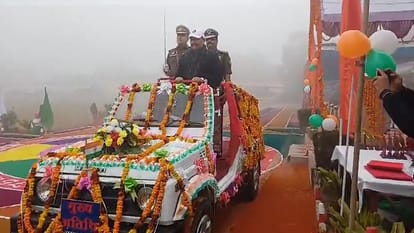 जिले के प्रभारी मंत्री केपी मलिक ने परेड की सलामी ली।