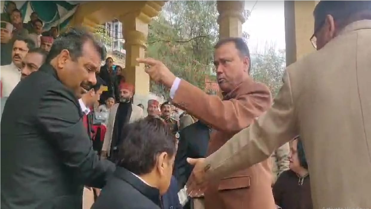 Viral Video Dispute between former minister and councilors regarding chair on Republic Day in Mandi