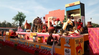 Republic Day: राज्यपाल मंगुभाई पटेल ने राज्य स्तरीय समारोह में फहराया राष्ट्र ध्वज, झांकियों ने मन मोहा Republic Day: Governor Mangubhai Patel hoisted the national flag at the state level function