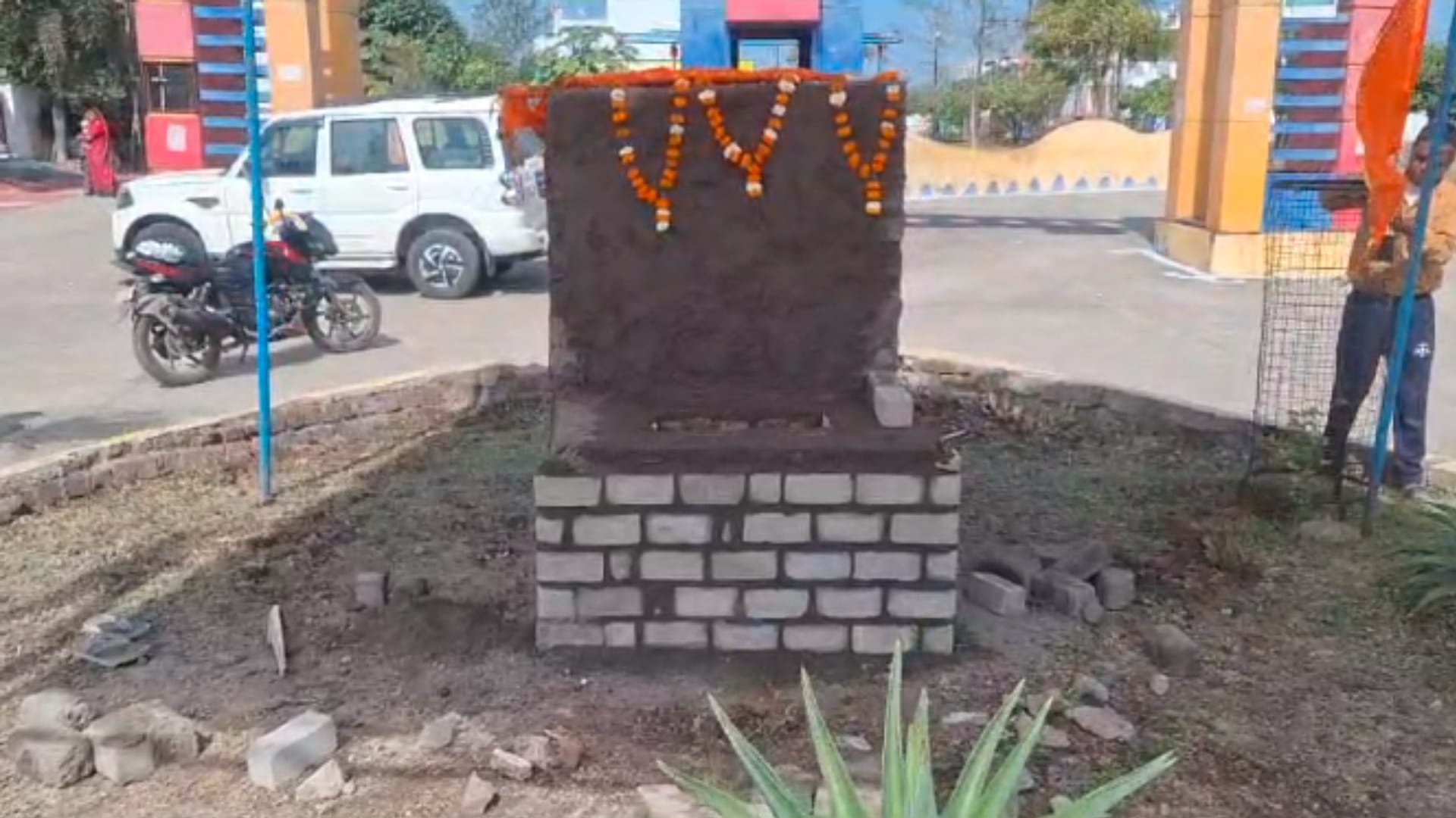 खंडवा में रिहायशी कॉलोनी के गेट पर बन रहा था मंदिर