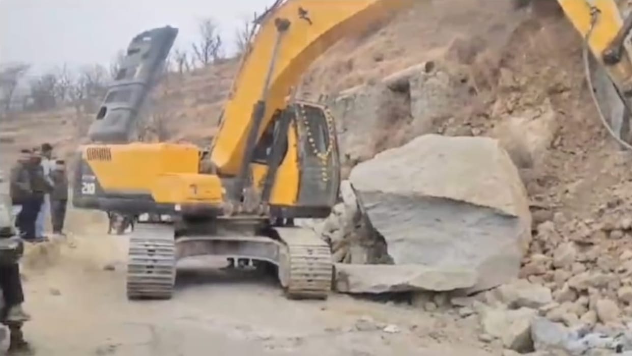 LNT damaged in Trambli of Bijli Mahadev Road Vehicular movement remained closed on both sides
