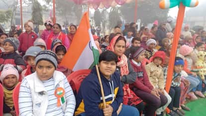 बागपत में गणतंत्र दिवस के कार्यक्रम में शामिल लोग।
