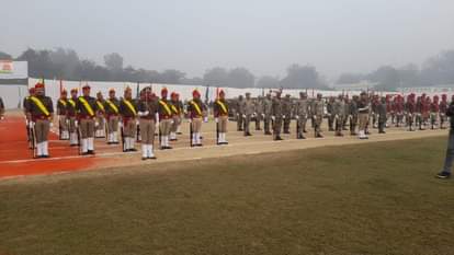 मेरठ में पुलिस लाइन में परेड।