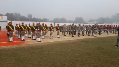 मेरठ में पुलिस लाइन में परेड।