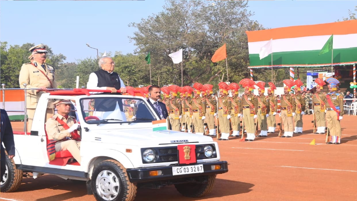 Governor Vishwabhushan hoisted tricolor in Raipur; parade salute; Said- Our great Constitution is soul