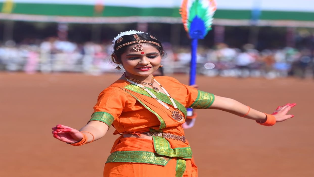 Republic Day celebrated in Raipur: Students gave a fascinating cultural presentation, see photos