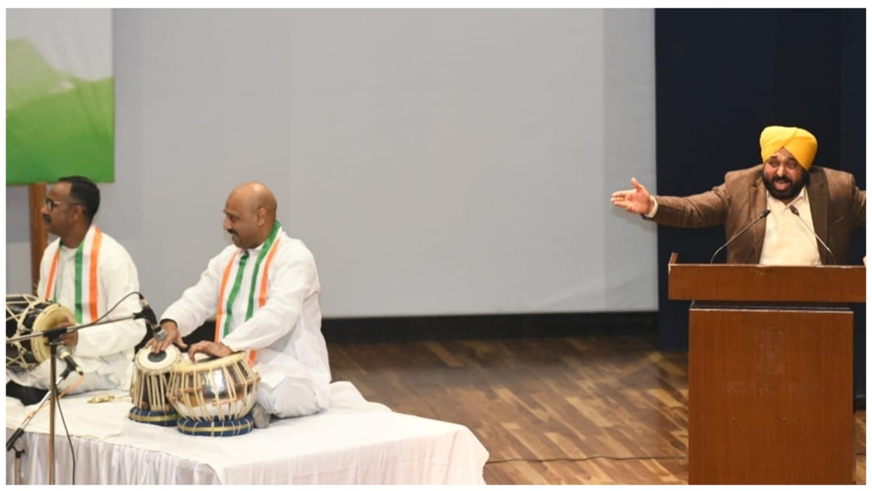 Chandigarh: Punjab CM's different style seen at home programe