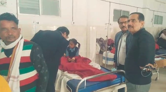 रीवा में गणतंत्र दिवस का खाना खाकर बच्चों की तबीयत बिगड़ गई।